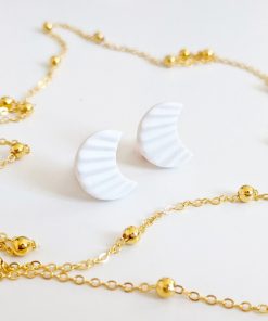 Boucles d’oreilles blanches et dorées – Fève N°08